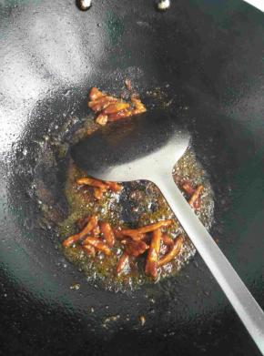 热锅冷油放入肉条，炒至发白放入甜面酱，继续翻炒