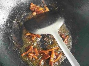 热锅冷油放入肉条，炒至发白放入甜面酱，继续翻炒