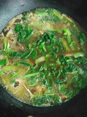 放入适量清水，放入蚬子，开锅后放入小白菜即可