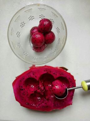 火龙果半个也用挖球器挖出圆形的球