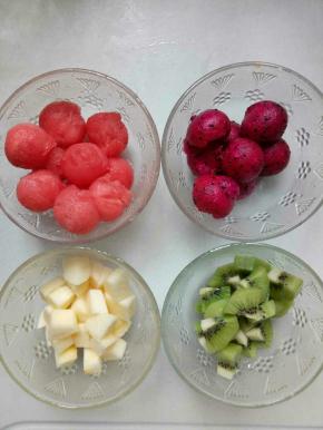 猕猴桃，苹果去皮切丁备用