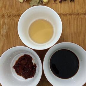 配料：豆瓣酱，生抽和老抽、姜、蒜、花椒、大料、草果