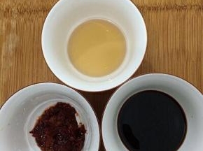 配料：豆瓣酱，生抽和老抽、姜、蒜、花椒、大料、草果