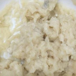 锅里倒入适量的水烧开，将装粉的碗放入锅中，蒸十五分钟即可，拿出搅拌均匀