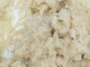 锅里倒入适量的水烧开，将装粉的碗放入锅中，蒸十五分钟即可，拿出搅拌均匀