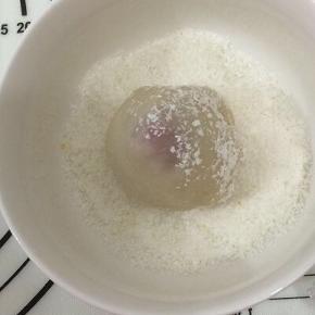 包好后，放入椰蓉里滚一层椰蓉