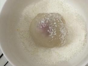 包好后，放入椰蓉里滚一层椰蓉