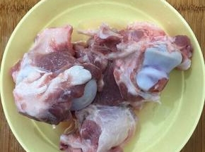 猪筒骨洗净