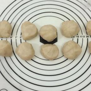 等凉了以后，把面团分成40克一个小剂子