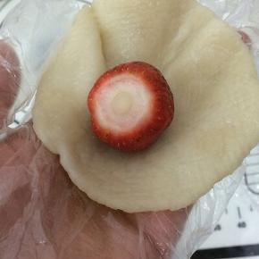 将草莓尖朝下放在圆片的中间