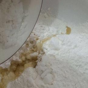 在将白糖加入粉中