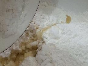 在将白糖加入粉中