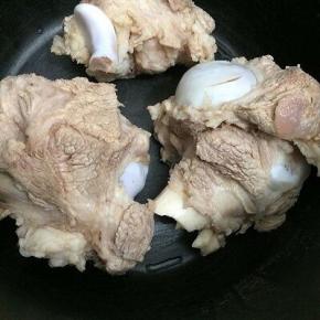 将大骨放入电压力锅中