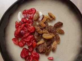1，蔓越梅、葡萄干洗净，用厨房纸巾吸干表面水份备用。