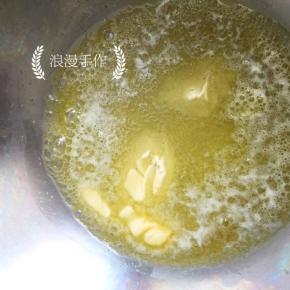 6，黄油放入不粘锅中小火加热融化。