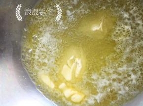 6，黄油放入不粘锅中小火加热融化。