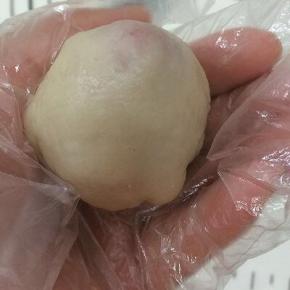 将四周往中间捏紧，褶面朝下