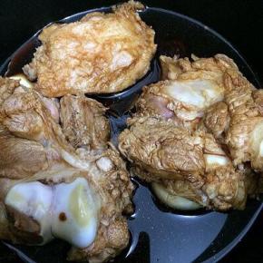 加入适量的水，拿起锅摇几下，使每块大骨都均匀的沾上酱料，盖上盖子，压三十分钟