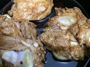 加入适量的水，拿起锅摇几下，使每块大骨都均匀的沾上酱料，盖上盖子，压三十分钟