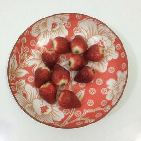 把草莓洗干净，将草莓的蒂切掉