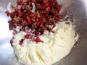5，蔓越梅和葡萄干切成小块儿，全脂奶粉称好放在容器中备用。