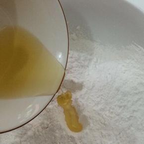 将糯米粉和玉米淀粉加入碗中，在把油倒入