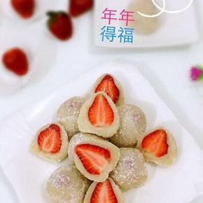 将裏好的椰蓉的草莓大福装入盘中，切开大福红白相间，是不是很美
