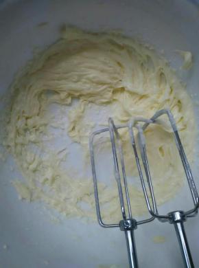 加入糖分打发至发白即可