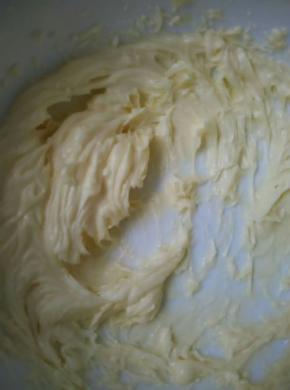 分三次加入鸡蛋液，每次加入都要充分搅拌均匀