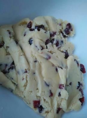 加入蔓越莓干搅拌均匀