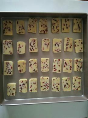 拿出冷冻好的面胚，切3毫米厚的片依次放入烤盘