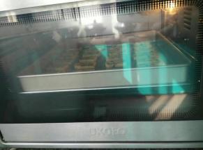 烤箱提前预热，160度15分钟，微微上色即可