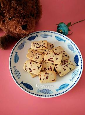 出炉晾凉，装入饼干盒内，密封保存