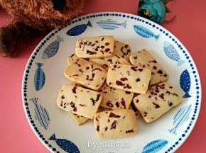 出炉晾凉，装入饼干盒内，密封保存