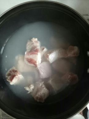 煮一锅开水，倒入排骨焯水，捞出