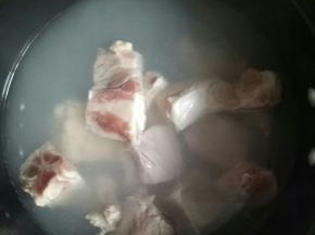 煮一锅开水，倒入排骨焯水，捞出