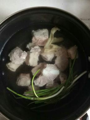 亲用清水冲洗干净，放入煮锅，加入冷水，料酒，葱姜，大火烧开，中小火炖45分钟左右