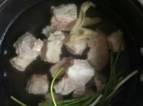 亲用清水冲洗干净，放入煮锅，加入冷水，料酒，葱姜，大火烧开，中小火炖45分钟左右