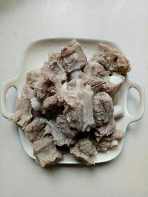 煮好的排骨捞出沥干水分备用（汤留着有用）