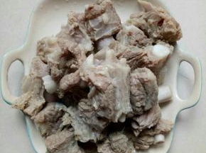 煮好的排骨捞出沥干水分备用（汤留着有用）