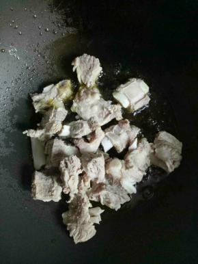 用一炒锅，倒入比平时炒菜多一点的油，放入排过翻炒