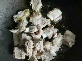 用一炒锅，倒入比平时炒菜多一点的油，放入排过翻炒