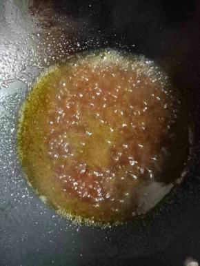 加入白醋4-5茶匙，生抽1茶匙，再加入适量的排骨汤