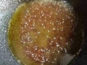 加入白醋4-5茶匙，生抽1茶匙，再加入适量的排骨汤