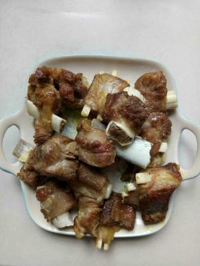 把排骨炸至两面金黄捞出（炸的时间不宜太长，肉容易硬）