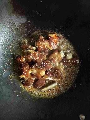 等汤汁只剩下一小半的时候，加入白芝麻翻炒，再加入盐，鸡精1小勺，大火收汁，让汤汁全部裹在排骨上即可
