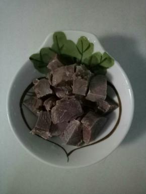 这是半熟的牛肉，如果是生的牛肉，先要浸泡一会儿，然后焯水，冲洗干净切小块，葱切段，姜蒜切片备用