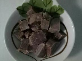 这是半熟的牛肉，如果是生的牛肉，先要浸泡一会儿，然后焯水，冲洗干净切小块，葱切段，姜蒜切片备用