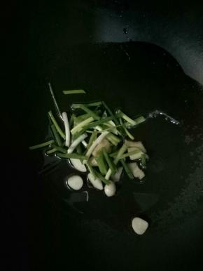 锅里倒油，爆香，葱姜蒜