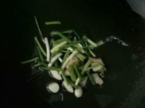 锅里倒油，爆香，葱姜蒜